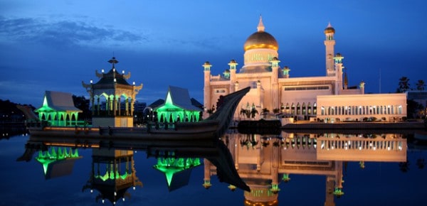 Dusk at the Sultan Omar Ali Saifuddin Mosque in Brunei on the eve of Ramadan, photo by tylerdurden1
