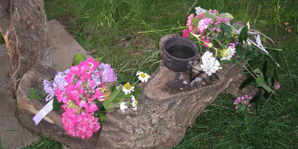 Summer activities for magical children Outdoor altar, photo by lunasam
